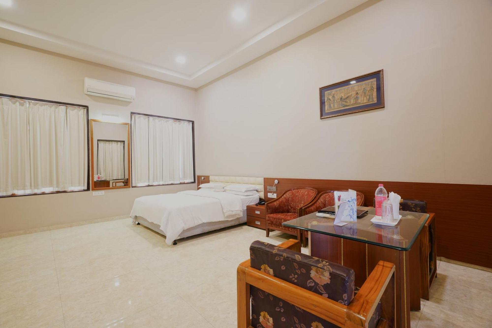 Hotel Aram Jamnagar Exterior photo